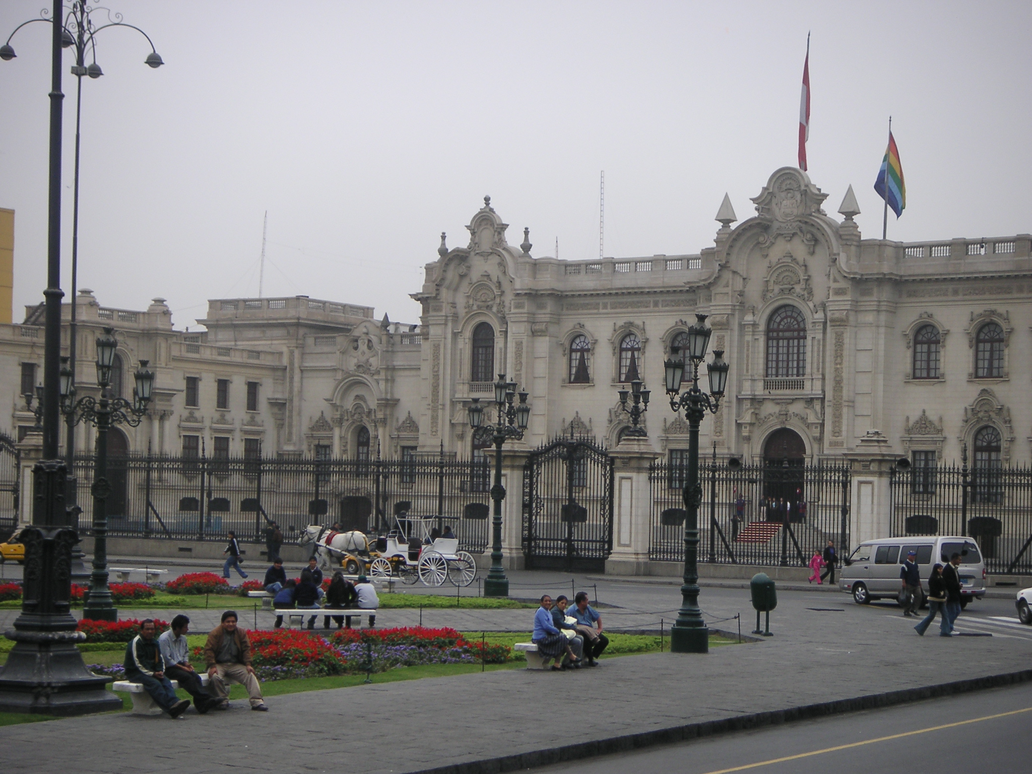 The president's residence in Lima. It displays the flag of Peru and the flag of Cusco (rainbow), the former capital.