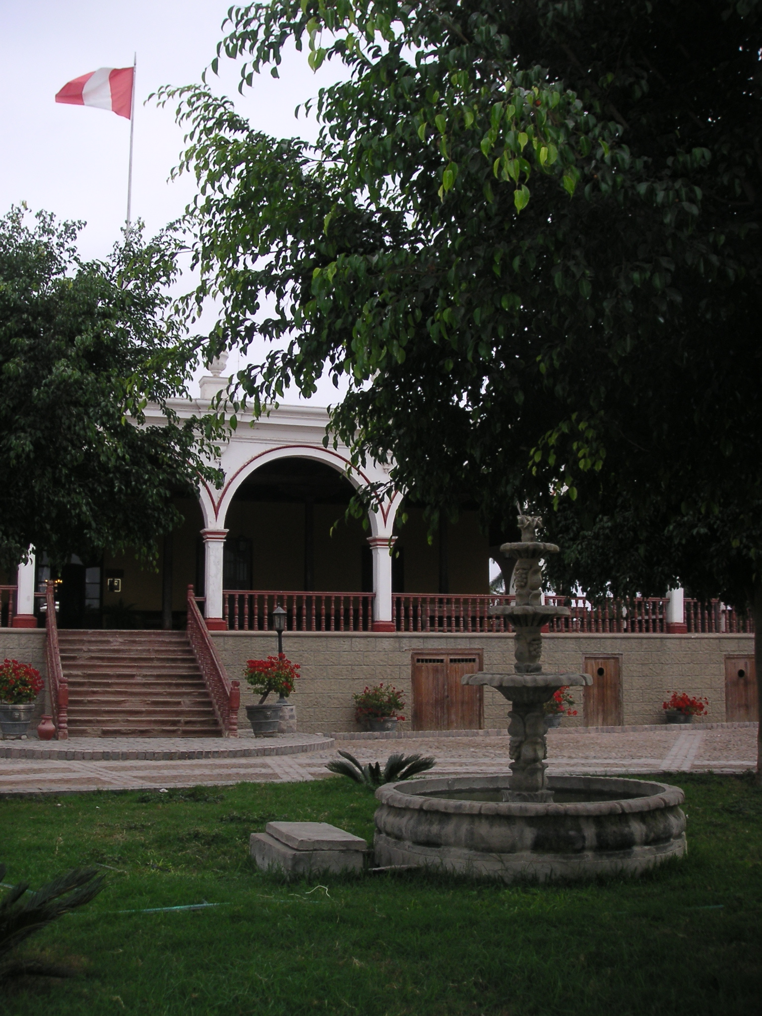 The Hotel-Hacienda San José, Chincha, with the flag of Perú waving.