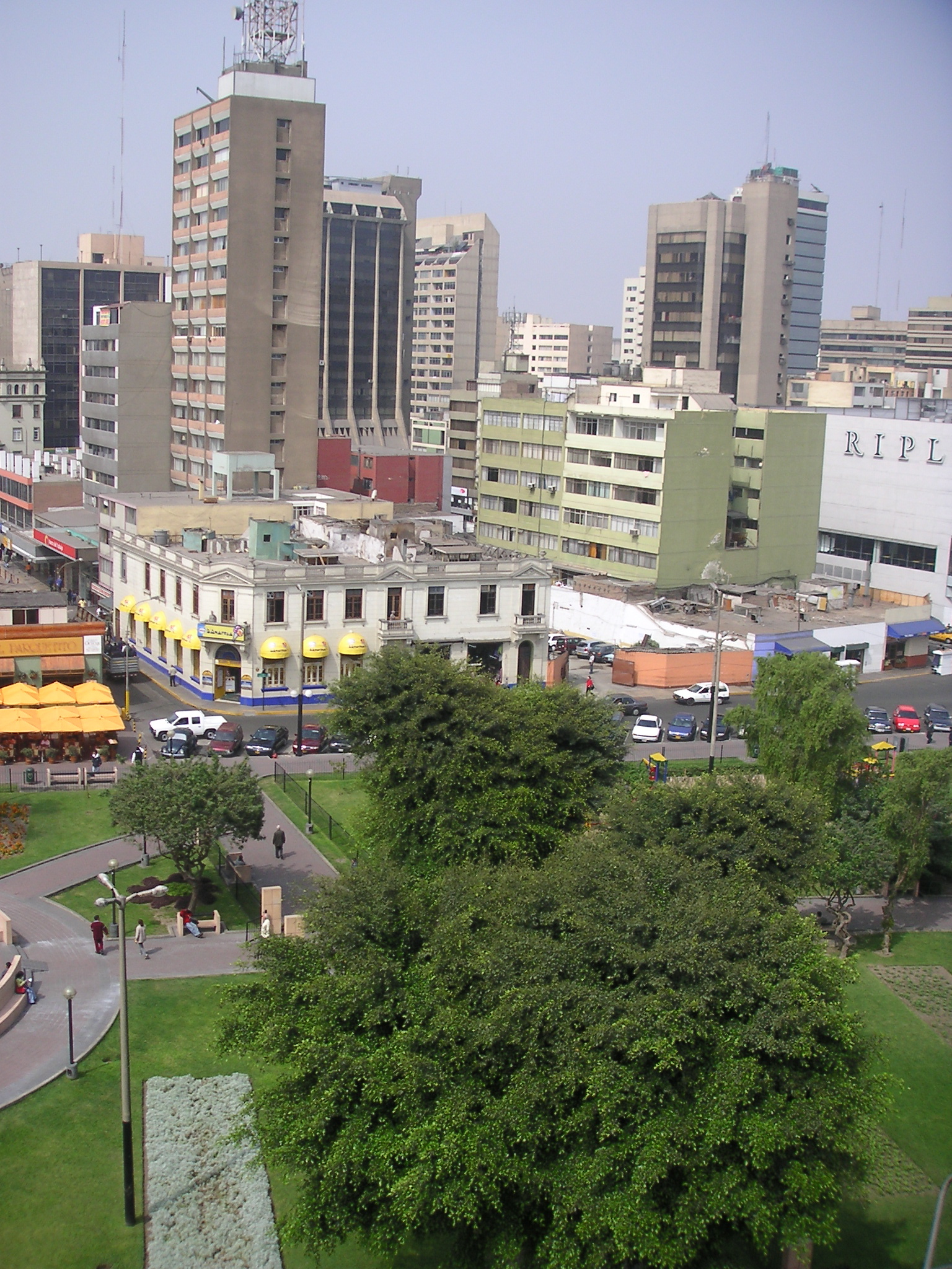 The view of Parque Kennedy, Miraflores, Lima, Perú from our classroom.