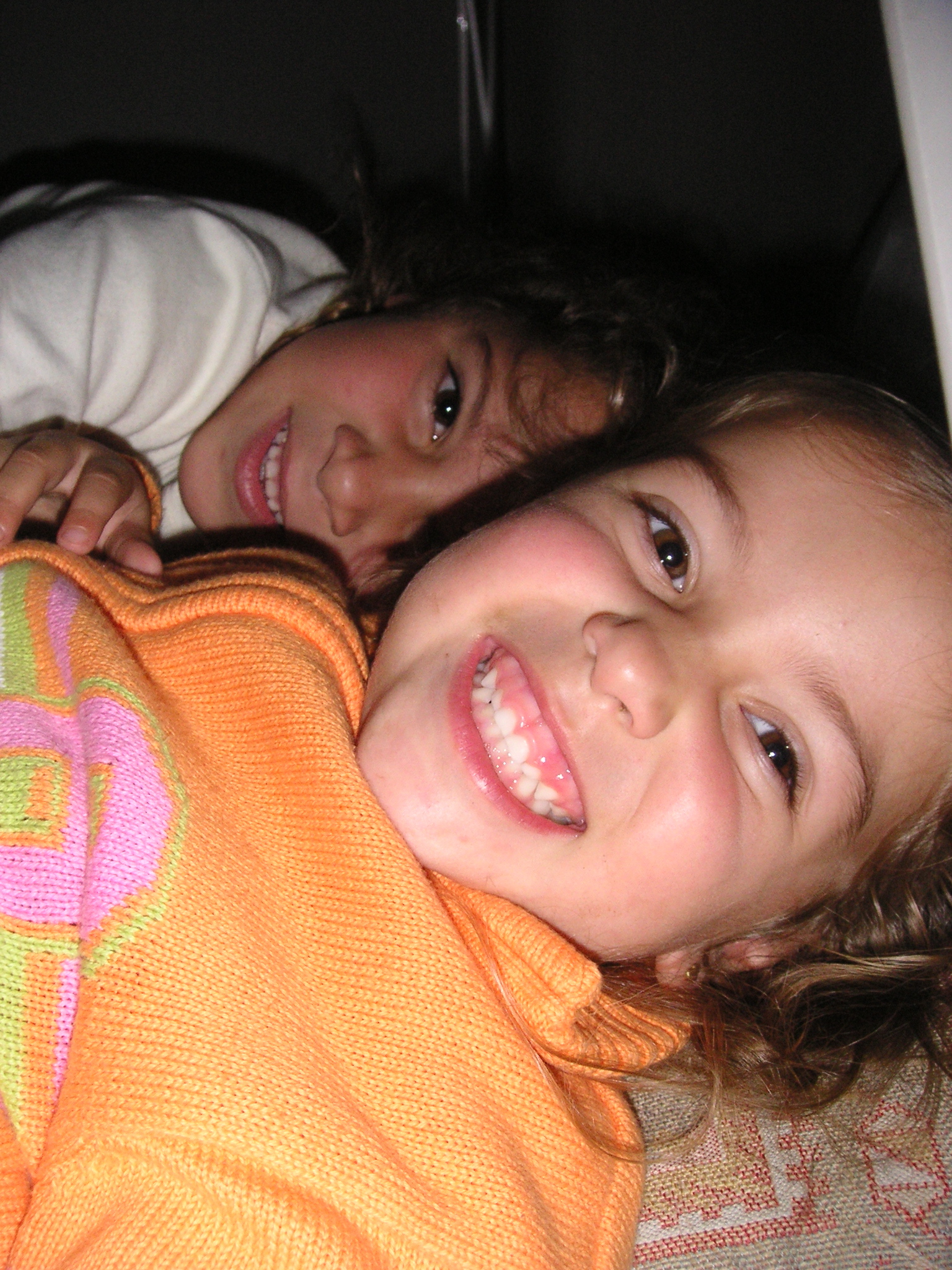 On the way back from Pucusana, Maritza's granddaughters Luana (front) and Bianca in the back of the SUV.